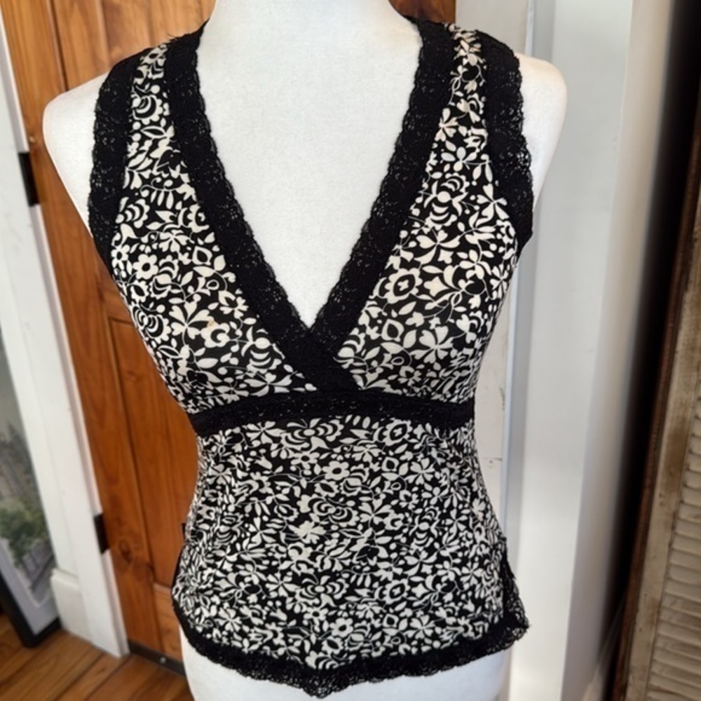 Women’s Banana Republic Floral Black and White stretch material
top